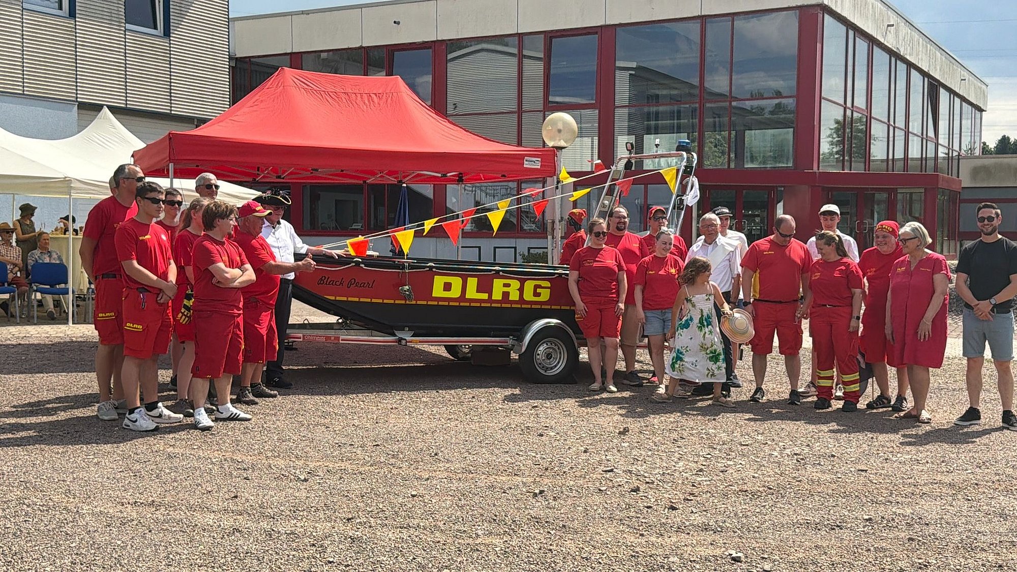 DLRG Püttlingen Team mit Rettungsboot Black Pearl bei Bootstaufe 2026