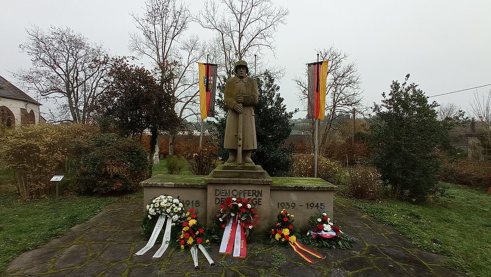Kranzniederlegung am Kriegsdenkmal in Püttlingen 2025