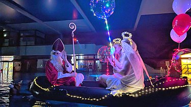 Nikolaus im Rettungsboot mit Engeln bei DLRG-Feier 2025 im Hallenbad Püttlingen